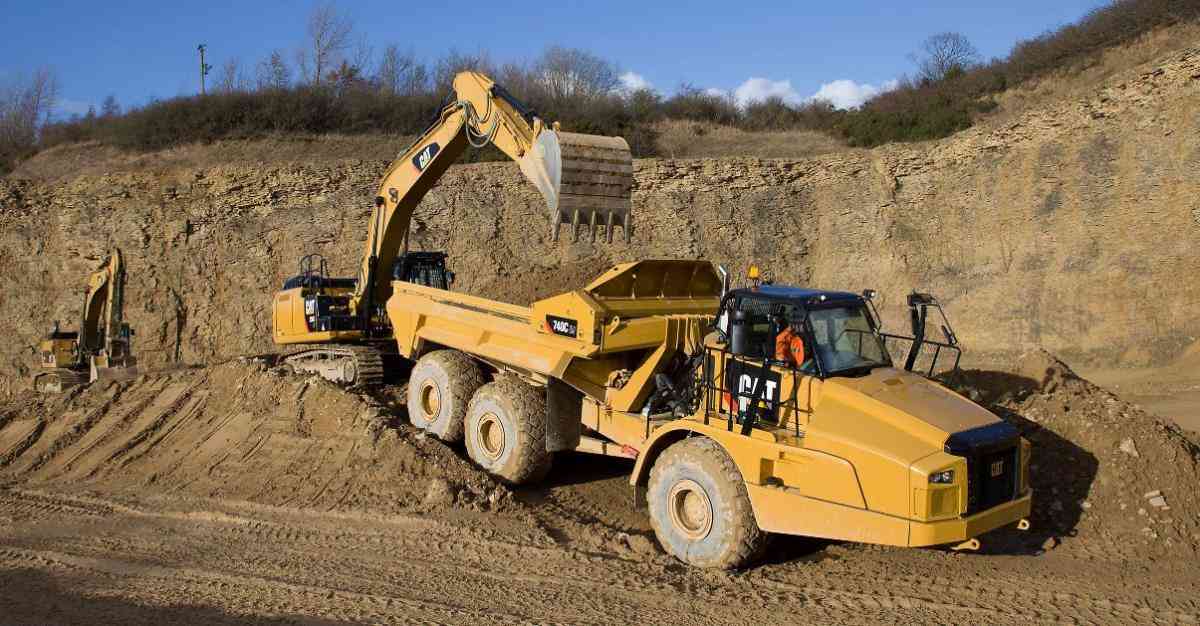 Шарнирно-сочлененный самосвал ШСС CAT Caterpillar